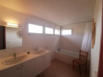 a bathroom with two sinks and a tub and a mirror at Lou soula in Trilla