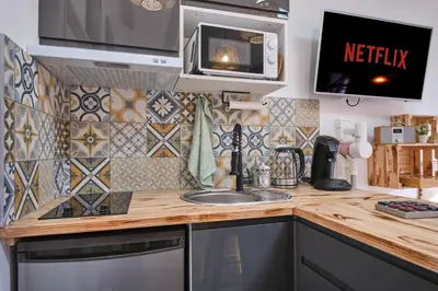 a kitchen counter with a sink and a microwave at Place Carnot - studio tout équipé avec jacuzzi proche toutes commodités in Carcassonne