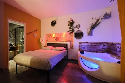 a bedroom with a bed and a bath tub at Place Carnot - studio tout équipé avec jacuzzi proche toutes commodités in Carcassonne
