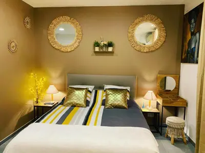 a bedroom with a bed with mirrors on the wall at LA DI MARIA in Narbonne