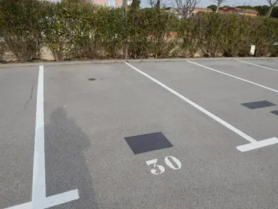an empty parking lot with a tennis court at Villa à 50 m de la plage du Grazel pour 6 personnes in Gruissan