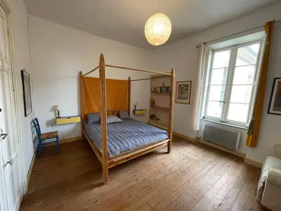 a bedroom with a four poster bed and a window at Große Ferienwohnung am Canal du MIDI mit Dachterrrasse in Homps