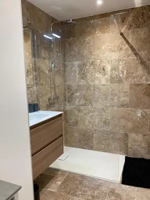 a bathroom with a shower and a sink at CARC'APPART Appartements à Carcassonne in Carcassonne