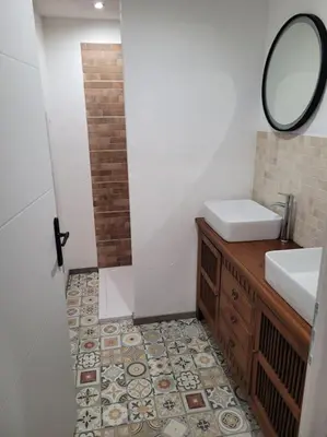 a bathroom with a sink and a mirror at maison des vendangeurs in Villarzel-Cabardès