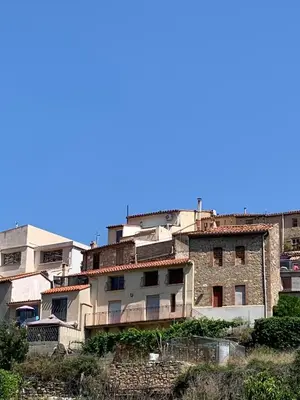 an apartment building on the side of a hill at La Roche - Studio 2 étoiles Eco Responsable avec Tv Connectée in Maury