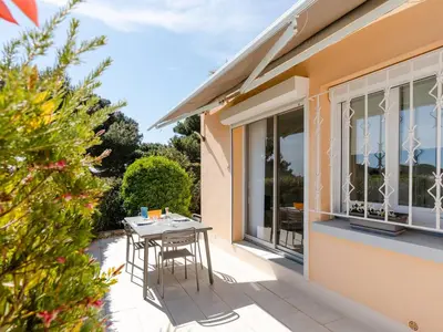 a patio with a table and chairs outside of a house at Pavillon lumineux avec terrasse, à 1 km de la plage – 2 pièces, 1 chambre, barbecue, Wi-Fi - FR-1-409A-3 in Gruissan