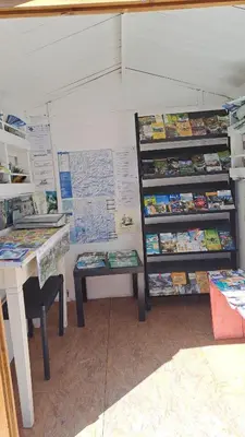 a book store with a desk and a table at Cabane randonneur au camping in Camurac