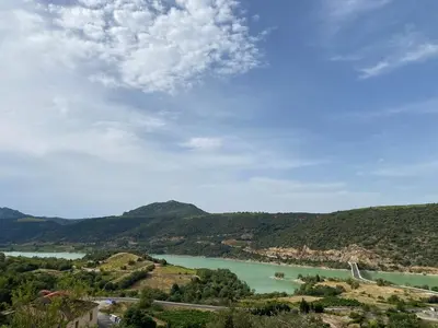 a view of a river with mountains in the background at Camping Caramany, Lac à proximité - Cabanes perchées - Mobil-homes - Emplacements nus pour camping-cars, tentes, caravanes in Caramany