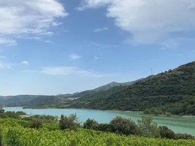 a view of a river with mountains in the background at Camping Caramany, Lac à proximité - Cabanes perchées - Mobil-homes - Emplacements nus pour camping-cars, tentes, caravanes in Caramany