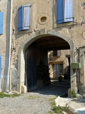 an entrance to a building with an archway at Gîte - Le Relais d'Affiac in Peyriac-Minervois