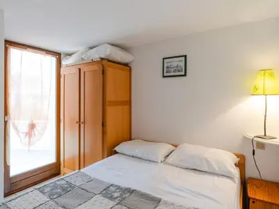 a small bedroom with a bed and a window at Chaleureuse Villa à Gruissan - 6 pers, Près de la Plage, Garage, Cuisine Équipée, Confort Moderne - FR-1-409A-17 in Gruissan