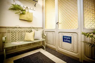 a room with a bench in front of a door at La Chasse au Bonheur Piscine-Wifi in Rieux-Minervois