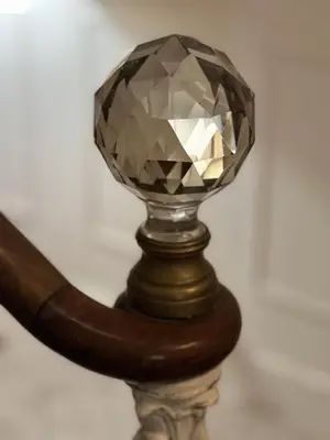 a lamp with a diamond on top of a wooden handle at La Chasse au Bonheur Piscine-Wifi in Rieux-Minervois