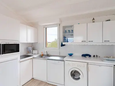 a white kitchen with a washing machine and a sink at Duplex lumineux à Gruissan avec parking, proche plage et port - FR-1-409A-11 in Gruissan