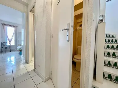 a hallway with a toilet in a room at Duplex 70m2 - Vue Cité Mediévale - Parking gratuit in Carcassonne