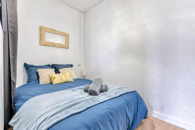 a bedroom with a blue bed with two stuffed animals on it at les Bulles Occitanes - tout à pied in Carcassonne