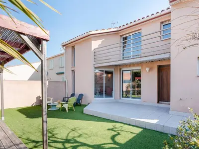 an image of a house with a yard at Villa spacieuse à Gruissan, 4 chambres, jardin privé, clim, proche plage, idéal familles/amis - FR-1-409A-18 in Gruissan