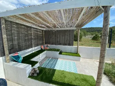 a patio with a pool and a pergola at Le point BE - Magnifique villa avec piscine chauffée - de mai à septembre - pour 6 personnes in Ornaisons