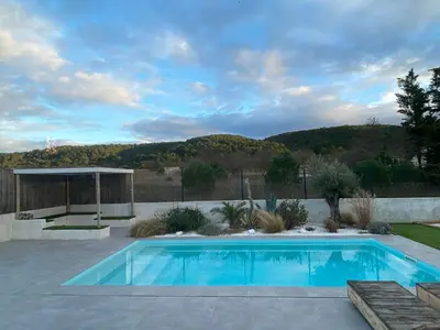 a swimming pool in a yard with a fence at Le point BE - Magnifique villa avec piscine chauffée - de mai à septembre - pour 6 personnes in Ornaisons