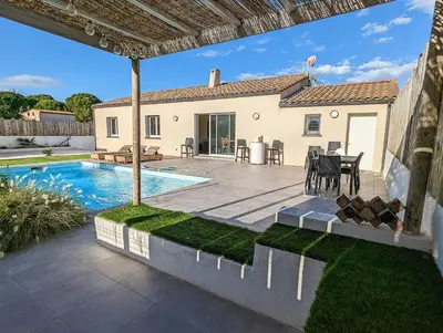 a backyard with a swimming pool and a house at Le point BE - Magnifique villa avec piscine chauffée - de mai à septembre - pour 6 personnes in Ornaisons