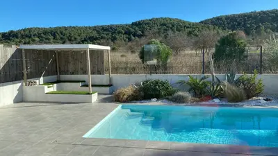 a swimming pool in a yard with a fence at Le point BE - Magnifique villa avec piscine chauffée - de mai à septembre - pour 6 personnes in Ornaisons