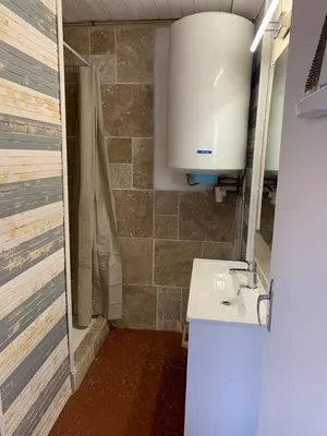 a bathroom with a sink and a shower at Patio avec cour et place de parking en bord de mer in Port-la-Nouvelle