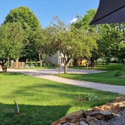 Gîte l'Enclos Ô rendez-vous Roquefeuil-Pays de sault- avec jardin