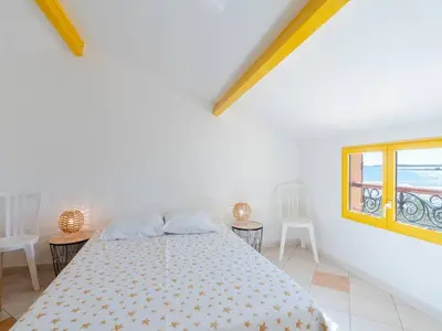 a white bedroom with a bed and a window at Superbe Pavillon à Gruissan avec Terrasse sur Plage, 2 Chambres, Parking et Wifi - FR-1-409A-20 in Gruissan