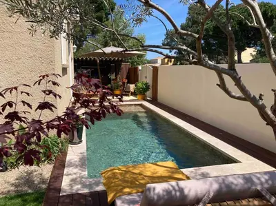 a swimming pool in the backyard of a house at Maison familiale chaleureuse narbonne in Narbonne