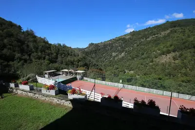 a tennis court with flowers on a mountain at La Gorge in Lacrouzette