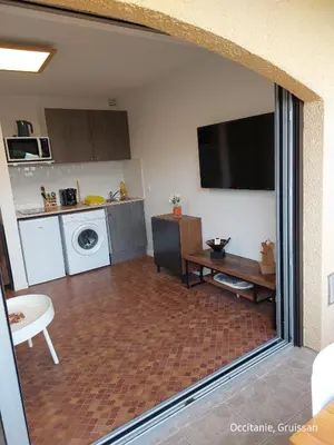 a room with a kitchen and a living room at Studio avec accès direct sur le port de Gruissan in Gruissan