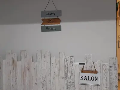 a sign that reads salion on top of a wooden fence at Chez Sabine et Patrick in Narbonne