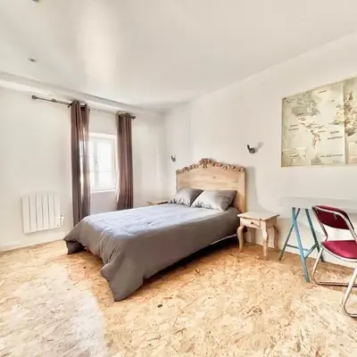 Au pied de la Cité