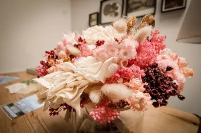 a vase filled with pink and white flowers on a table at Vins de Dagne in Montlaur