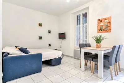 a bedroom with a bed and a table and chairs at Le Jacques - Proche centre - RDC - Netflix in Carcassonne
