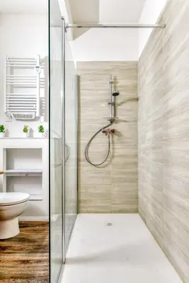 a bathroom with a shower and a toilet at Le Jacques - Proche centre - RDC - Netflix in Carcassonne