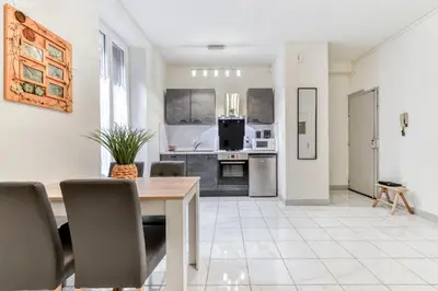 a kitchen with a table and chairs in a room at Le Jacques - Proche centre - RDC - Netflix in Carcassonne