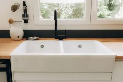 a white sink in a kitchen with a window at Gîtes Chaleureux écoresponsable in Montesquieu-Lauragais