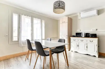 a dining room with a table and chairs at L'Arche de la Cité - Netflix - Disney - Clim in Carcassonne
