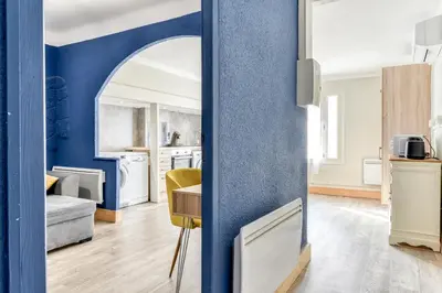 a living room with a blue wall at L'Arche de la Cité - Netflix - Disney - Clim in Carcassonne