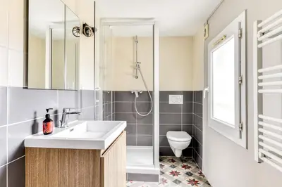 a bathroom with a sink and a shower at L'Émeraude de la Cité - Netflix - Clim - Proche Cité in Carcassonne