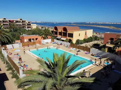 an overhead view of a swimming pool at a resort at Gruissan studio aux Amarines au bord de la plage du Grazel in Gruissan