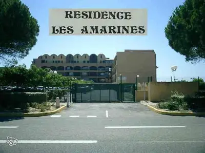 a parking lot with a sign that reads residence less machines at Gruissan studio aux Amarines au bord de la plage du Grazel in Gruissan