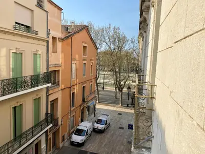 two cars parked in an alley between buildings at Coural’ Home in Narbonne
