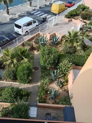 an aerial view of a parking lot with a white van at Gruissan (Aude) Appartement calme, vue sur port de plaisance -Clim, Empl.Parking in Gruissan