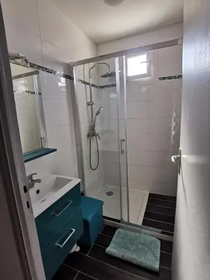 a bathroom with a shower and a sink at Pavillon T3 proche de la plage TERRASSE GARAGE PARKING in Port-la-Nouvelle