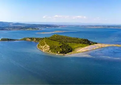 an island in the middle of a large body of water at Maison avec jardin à Sigean - Confort et tranquillité in Sigean