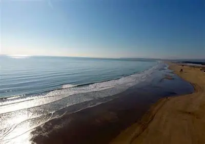an aerial view of a beach with the ocean at Appartement moderne vue mer à Port-la-Nouvelle — 42 m² in Port-la-Nouvelle