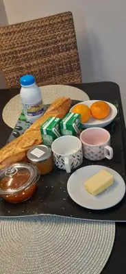 a table with a tray of food on a table at Chambre spacieuse, indépendante, 700m de la gare in Narbonne
