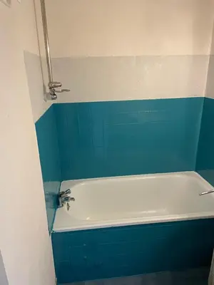 a bathroom with a blue and white bath tub at Vue ensoleillée sur le port de Gruissan in Gruissan